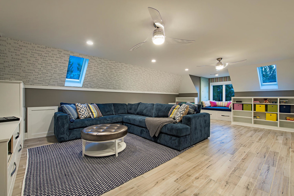 Modelo de salón para visitas tipo loft clásico renovado grande sin chimenea y televisor con paredes grises, suelo vinílico y suelo beige