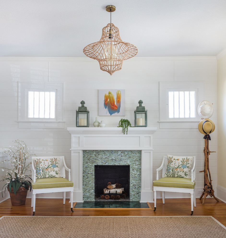 Kleines, Repräsentatives Shabby-Chic Wohnzimmer mit weißer Wandfarbe, braunem Holzboden, Kamin und gefliester Kaminumrandung in Jacksonville