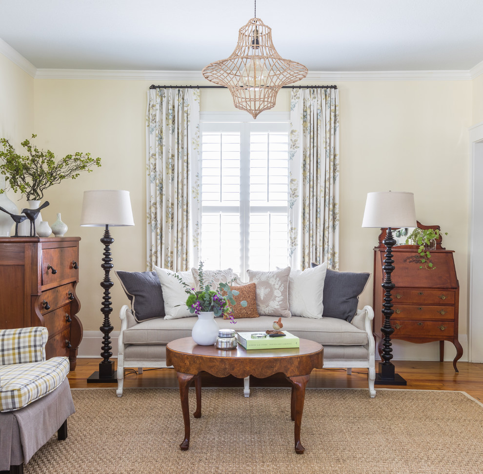 Idee per un soggiorno shabby-chic style con sala formale, pareti gialle e pavimento in legno massello medio