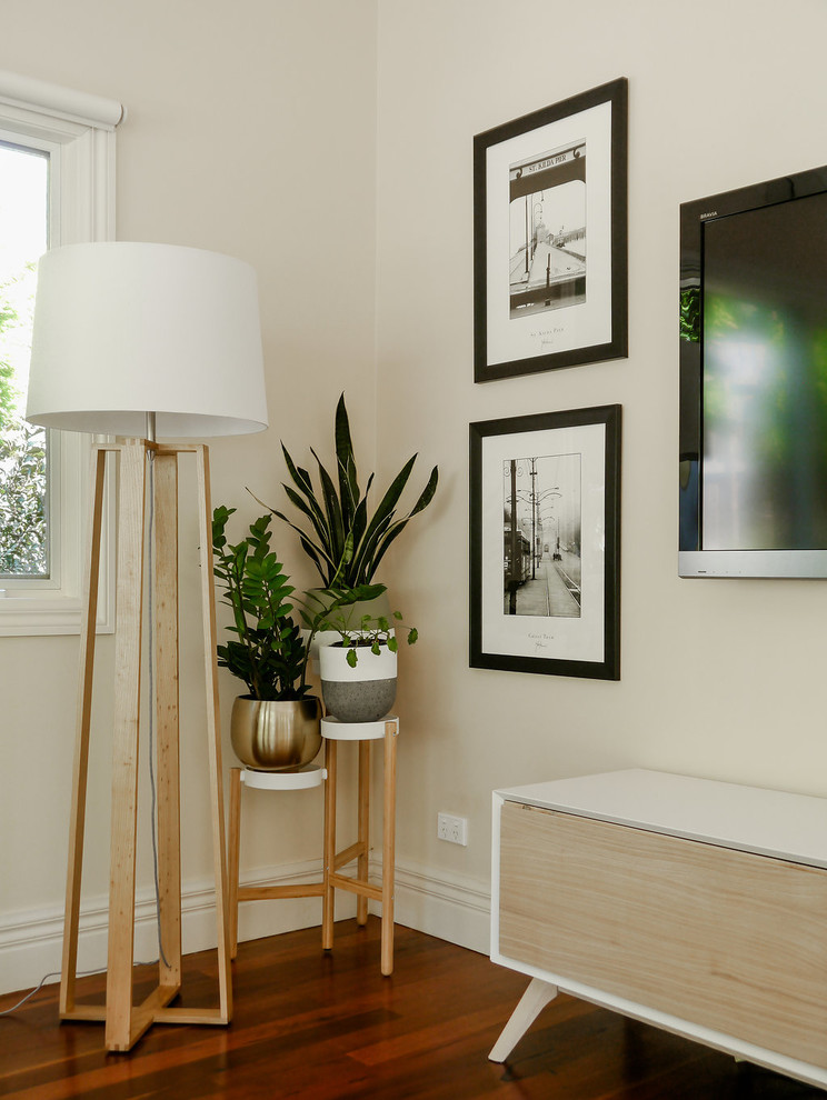 Idee per un grande soggiorno contemporaneo aperto con pareti bianche, pavimento in legno massello medio, TV a parete e pavimento marrone