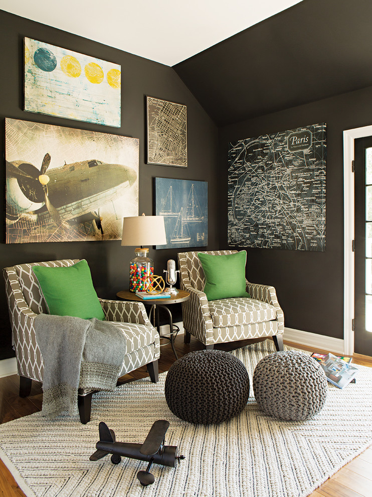 Foto di un piccolo soggiorno minimal chiuso con pareti nere, pavimento in legno massello medio, nessun camino e nessuna TV