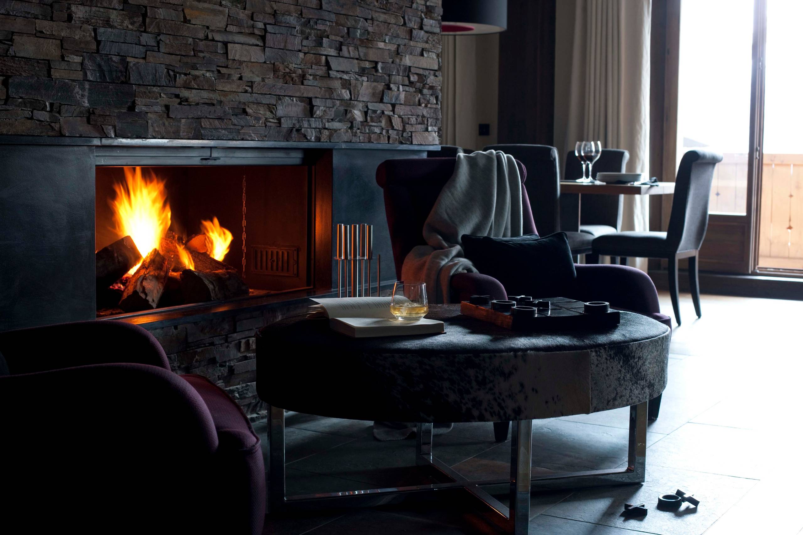 камин в колониальном стиле. кресло перед камином. гостиная с камином и креслом качалкой. гостиная с камином и креслом качалкой. камин кресло качалка плед.