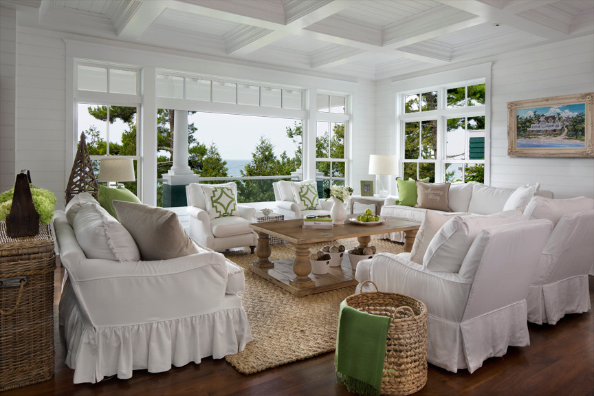 Foto di un grande soggiorno costiero aperto con pareti bianche e pavimento in legno massello medio