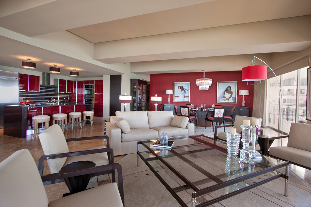 Источник вдохновения для домашнего уюта: большая открытая гостиная комната в современном стиле с красными стенами, мраморным полом, скрытым телевизором, бежевым полом, акцентной стеной и ковром на полу