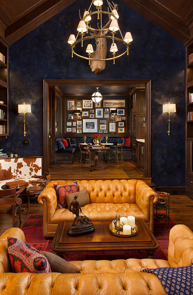 Ejemplo de salón para visitas cerrado tradicional con paredes azules y suelo de madera oscura