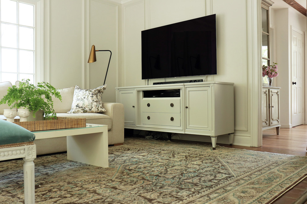 Kleines, Repräsentatives, Abgetrenntes Klassisches Wohnzimmer ohne Kamin mit weißer Wandfarbe, braunem Holzboden, TV-Wand und braunem Boden in New York