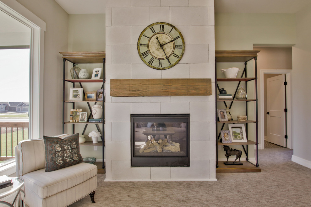 ウィチタにあるお手頃価格の中くらいなカントリー風のおしゃれなLDK (緑の壁、カーペット敷き、標準型暖炉、コンクリートの暖炉まわり、壁掛け型テレビ、グレーの床) の写真