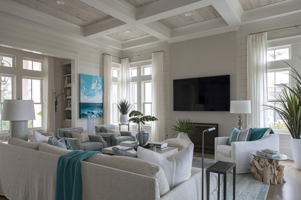 Пример оригинального дизайна: гостиная комната:: освещение в морском стиле с белыми стенами, темным паркетным полом, стандартным камином и коричневым полом