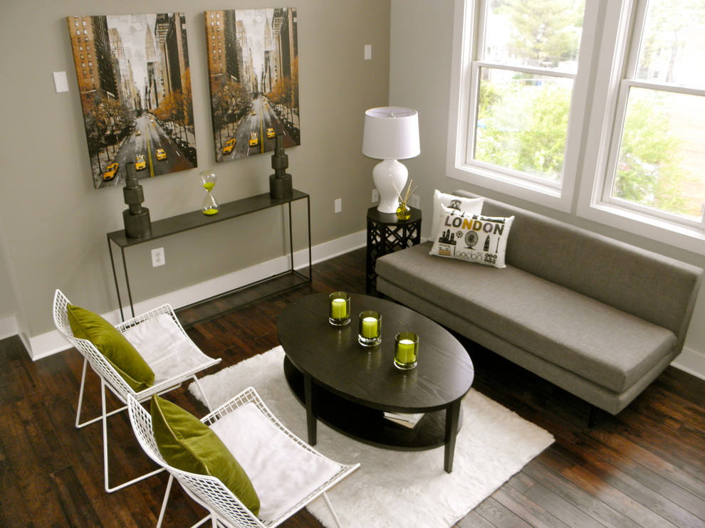 Cette image montre un petit salon design avec un mur beige, parquet foncé et éclairage.