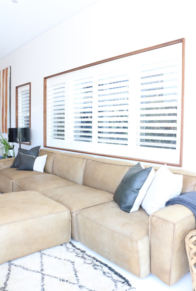 Großes, Offenes Modernes Wohnzimmer mit weißer Wandfarbe und Betonboden in Sydney