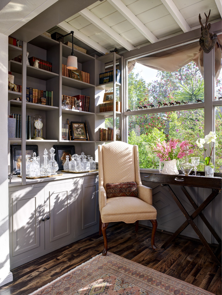 Источник вдохновения для домашнего уюта: гостиная комната в классическом стиле с с книжными шкафами и полками и фиолетовыми стенами