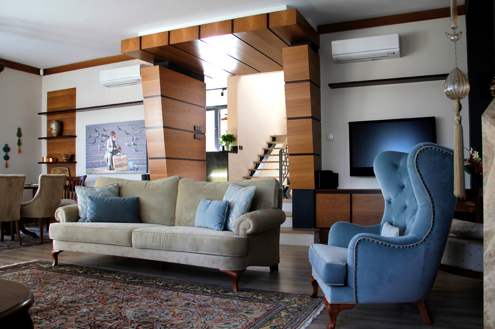 Foto di un soggiorno tradizionale di medie dimensioni e aperto con pareti beige, pavimento in legno massello medio, nessun camino, TV a parete e pavimento marrone