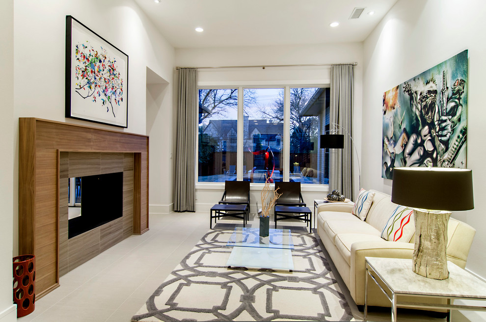 Repräsentatives Modernes Wohnzimmer mit weißer Wandfarbe und gefliester Kaminumrandung in Dallas
