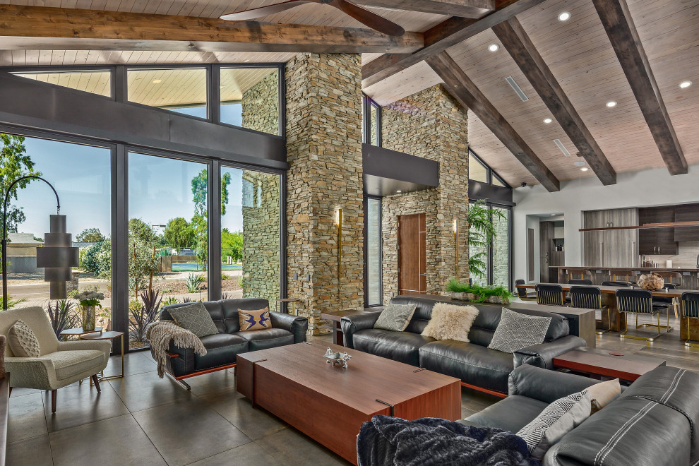 Cette photo montre un salon tendance ouvert avec un mur gris, un sol gris, poutres apparentes, un plafond voûté et un plafond en bois.