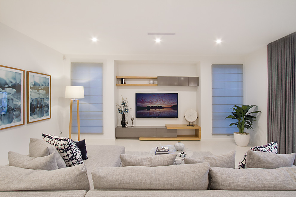 Inspiration för ett funkis vardagsrum, med vita väggar, en väggmonterad TV och vitt golv