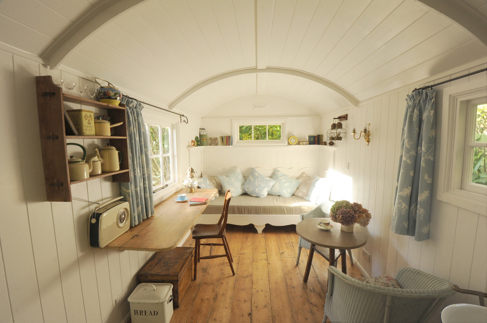 На фото: маленькая гостиная комната в стиле шебби-шик для на участке и в саду с