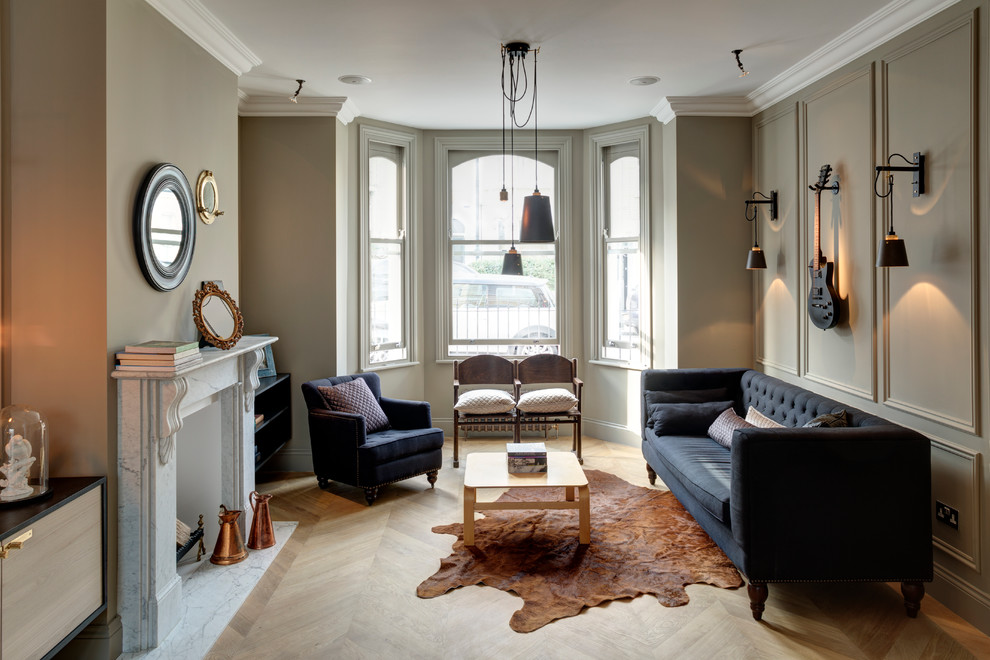 Repräsentatives, Fernseherloses Klassisches Wohnzimmer mit beiger Wandfarbe, hellem Holzboden, Kamin und Kaminumrandung aus Stein in London
