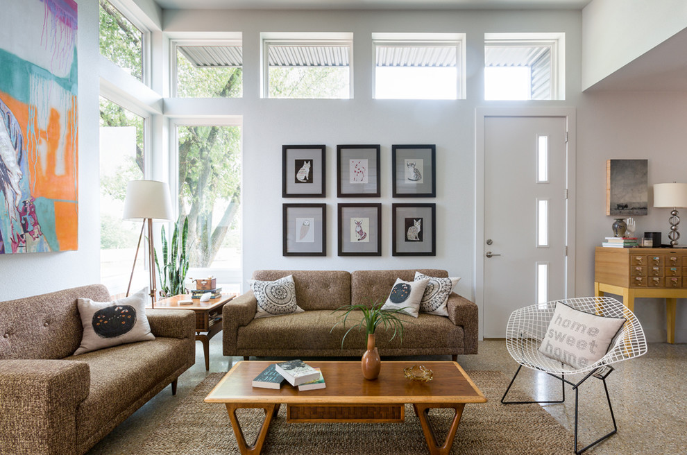 Retro Wohnzimmer mit weißer Wandfarbe und braunem Boden in Sonstige