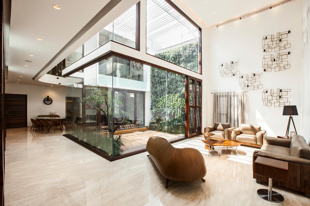 Idee per un soggiorno contemporaneo aperto con sala formale, pareti bianche e pavimento beige
