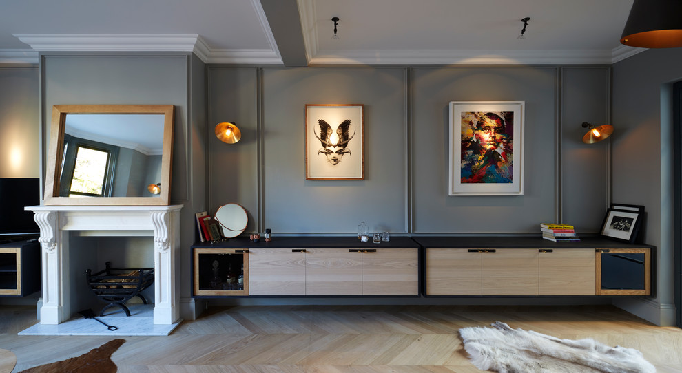 На фото: гостиная комната в современном стиле с серыми стенами и светлым паркетным полом с