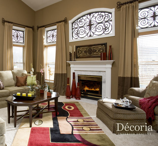 На фото: гостиная комната в классическом стиле с стандартным камином и белым полом