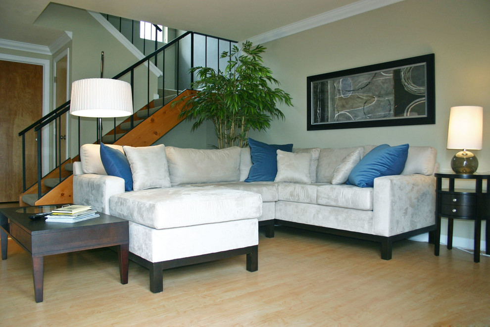 Idee per un piccolo soggiorno design aperto con pareti verdi e parquet chiaro