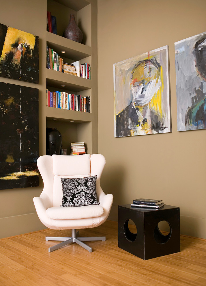 Imagen de salón actual con paredes marrones y suelo de madera en tonos medios