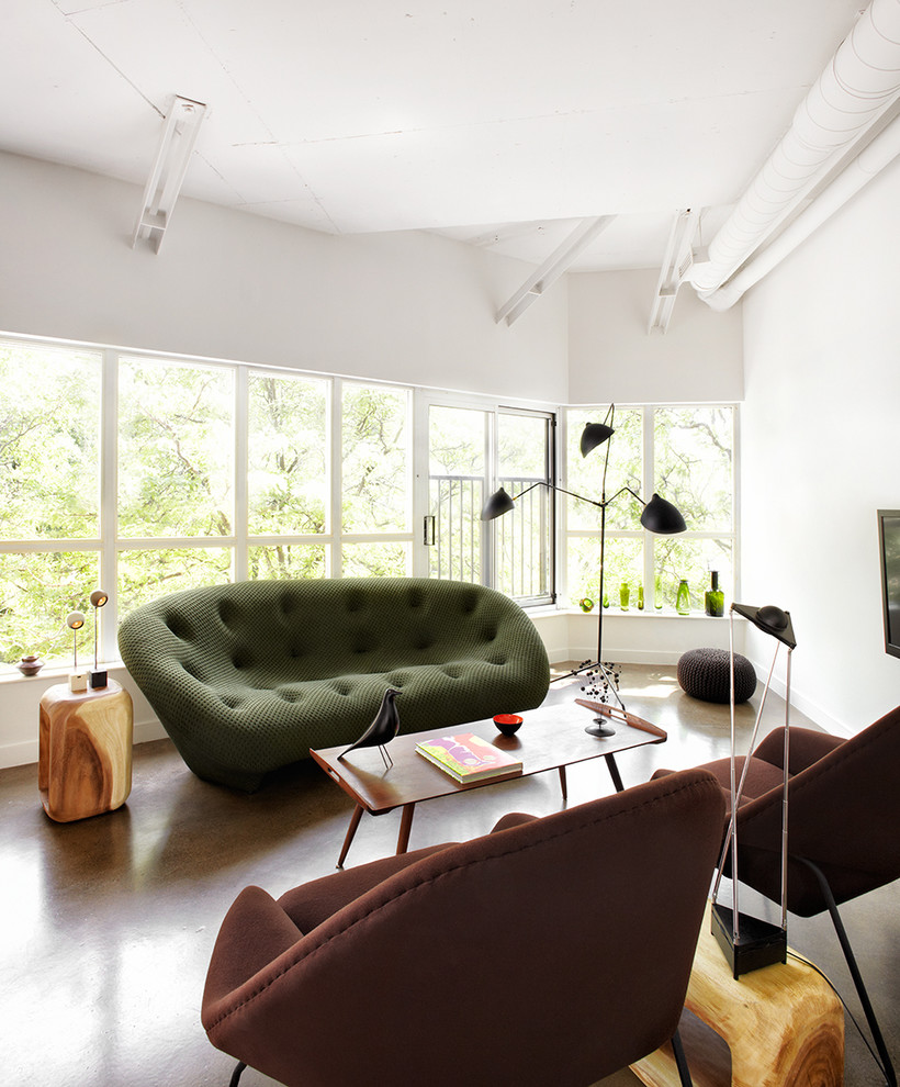 Inspiration pour un salon design ouvert avec un mur blanc, sol en béton ciré, un téléviseur fixé au mur et éclairage.