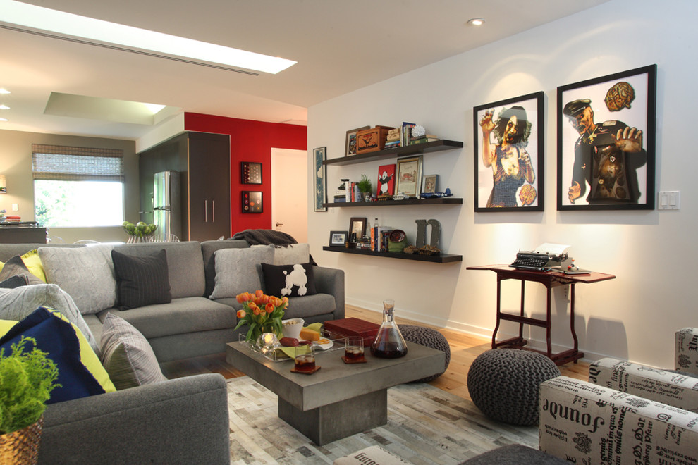 Источник вдохновения для домашнего уюта: открытая гостиная комната в стиле фьюжн с красными стенами, светлым паркетным полом и телевизором на стене