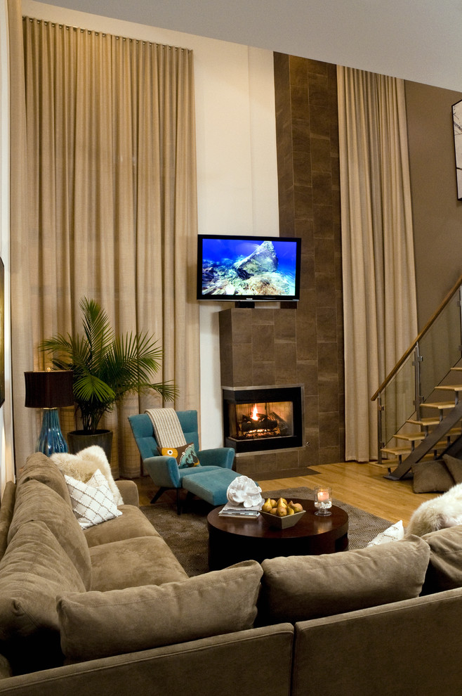 Immagine di un ampio soggiorno contemporaneo stile loft con pareti bianche, camino classico, cornice del camino in pietra e TV a parete