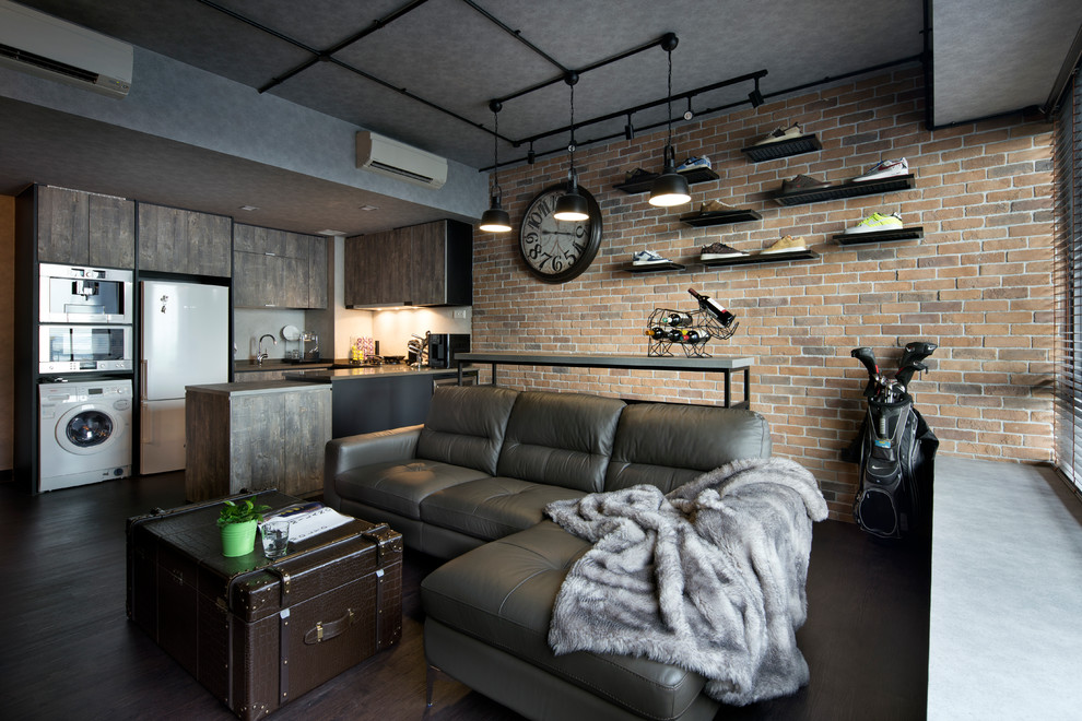 Idee per un soggiorno industriale aperto con pareti marroni e pavimento marrone