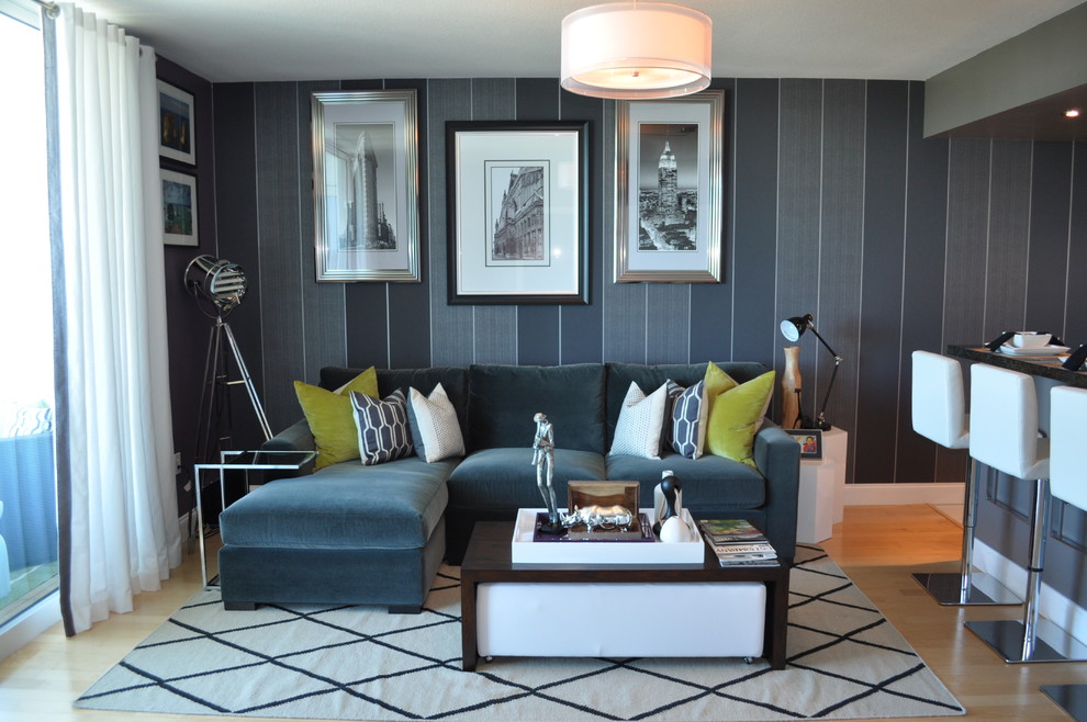 Idée de décoration pour un salon design avec un mur gris, parquet clair et éclairage.