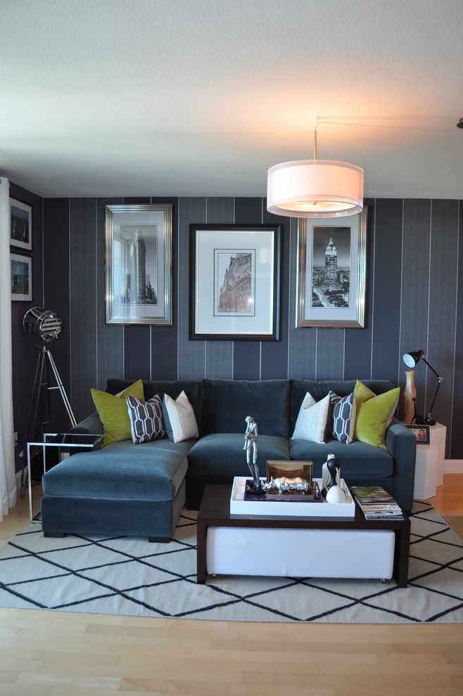 Modernes Wohnzimmer mit grauer Wandfarbe und hellem Holzboden in Miami