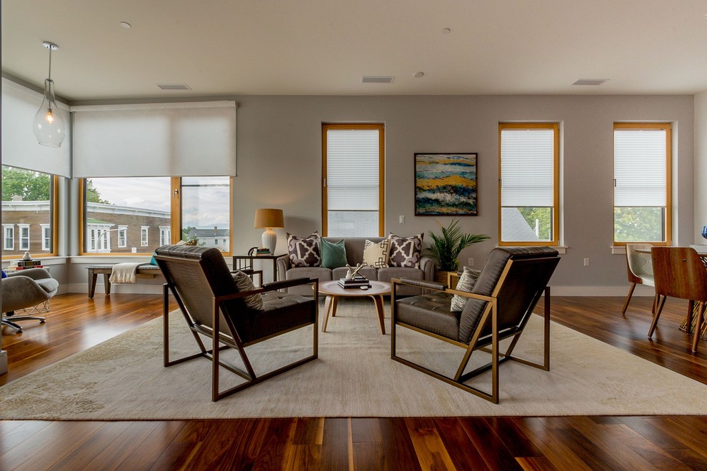 Стильный дизайн: парадная, открытая гостиная комната среднего размера в современном стиле с серыми стенами и ковровым покрытием без камина, телевизора - последний тренд