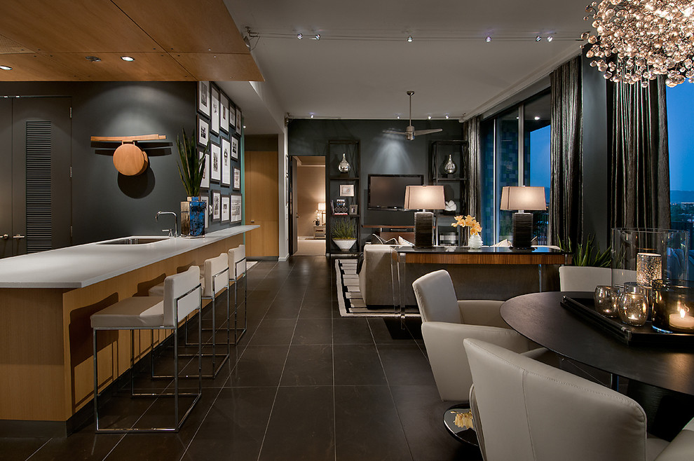 Repräsentatives, Offenes Modernes Wohnzimmer ohne Kamin mit schwarzer Wandfarbe und TV-Wand in Phoenix