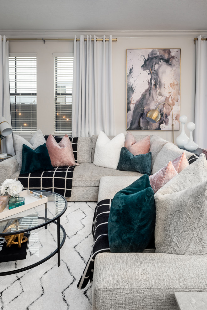 Ispirazione per un piccolo soggiorno contemporaneo aperto con pareti bianche, parquet chiaro, TV a parete e pavimento marrone