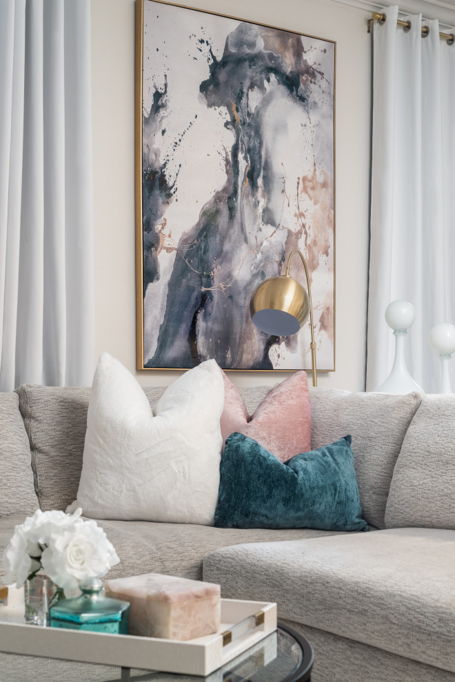 Idee per un piccolo soggiorno contemporaneo aperto con pareti bianche, parquet chiaro, TV a parete e pavimento marrone
