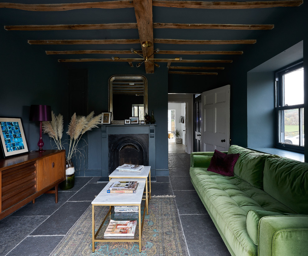 Cette image montre un salon vintage de taille moyenne et fermé avec une salle de réception, un mur gris, un sol en calcaire, une cheminée standard, un manteau de cheminée en bois, un téléviseur indépendant et un sol gris.
