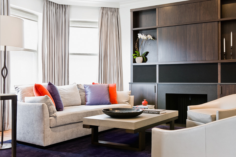 Источник вдохновения для домашнего уюта: гостиная комната в стиле модернизм с стандартным камином, скрытым телевизором и эркером