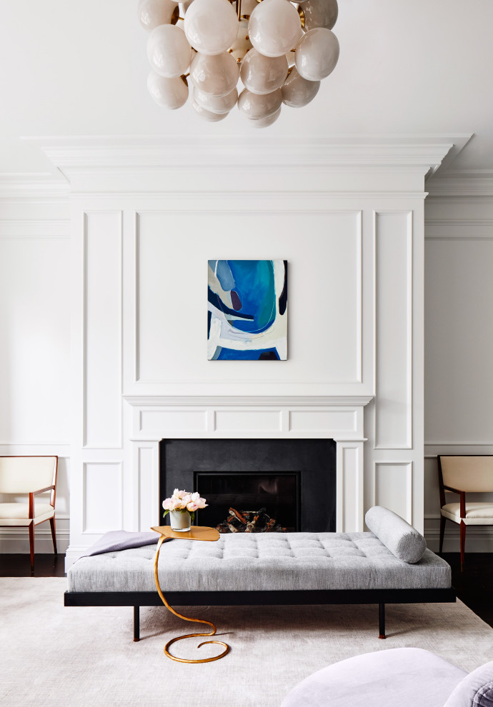 Fernseherloses, Großes, Offenes Klassisches Wohnzimmer mit weißer Wandfarbe, dunklem Holzboden, Kamin, Kaminumrandung aus Metall und braunem Boden in Boston