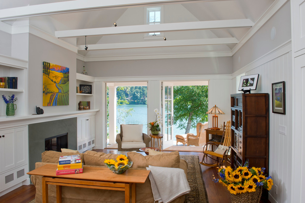 Mittelgroßes, Fernseherloses Landhaus Wohnzimmer mit grauer Wandfarbe und Kamin in Seattle