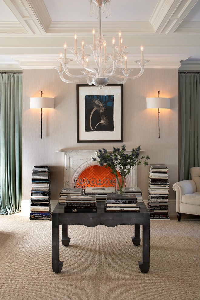 Свежая идея для дизайна: парадная гостиная комната в стиле неоклассика (современная классика) с серыми стенами и ковровым покрытием - отличное фото интерьера