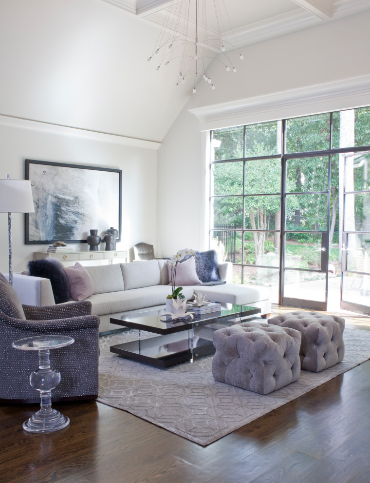 Offenes Klassisches Wohnzimmer mit weißer Wandfarbe, dunklem Holzboden, braunem Boden, Kassettendecke und gewölbter Decke in Atlanta
