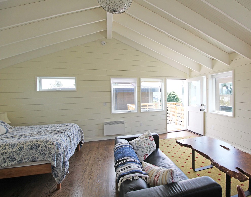 На фото: маленькая открытая гостиная комната в морском стиле с белыми стенами, паркетным полом среднего тона и телевизором на стене для на участке и в саду с