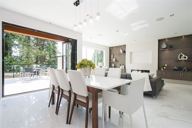 This is an example of a modern dining room in Vancouver.