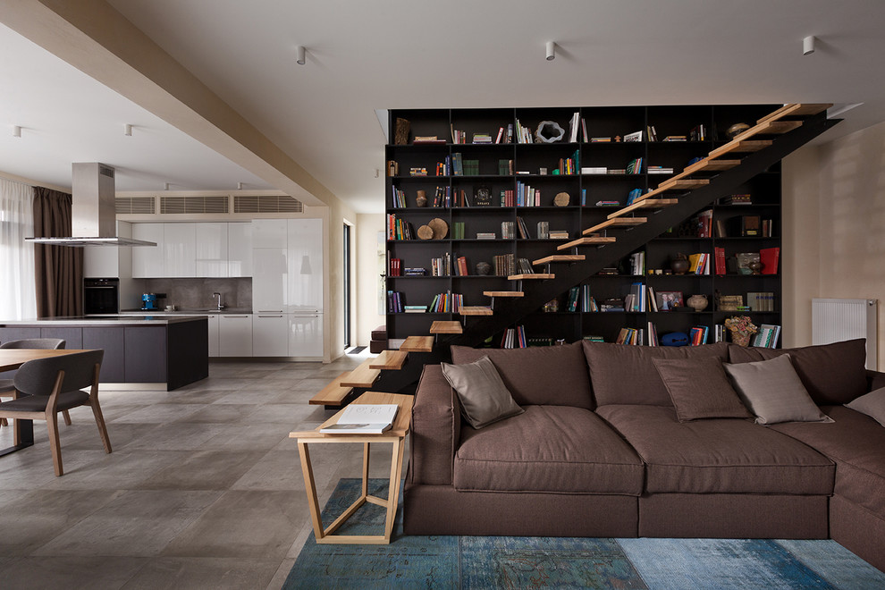 Стильный дизайн: открытая гостиная комната в стиле лофт с бежевыми стенами без камина - последний тренд