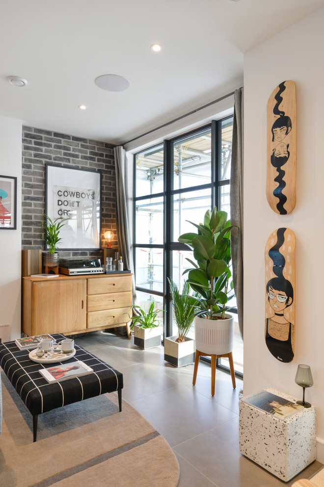 Repräsentatives, Fernseherloses, Offenes Stilmix Wohnzimmer mit weißer Wandfarbe, Betonboden und grauem Boden in London