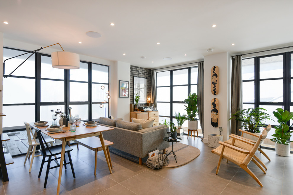Eklektisches Wohnzimmer mit weißer Wandfarbe, Betonboden und grauem Boden in London