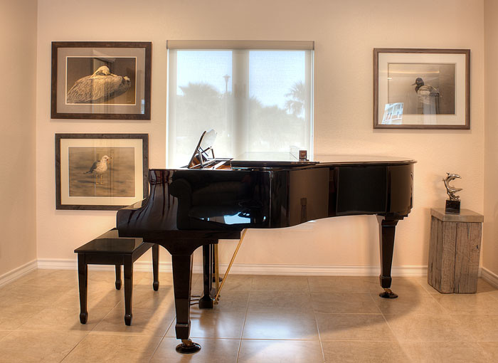 Immagine di un grande soggiorno contemporaneo aperto con pavimento in travertino, pareti beige e sala della musica