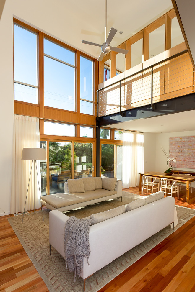 Modernes Wohnzimmer mit hellem Holzboden in Seattle